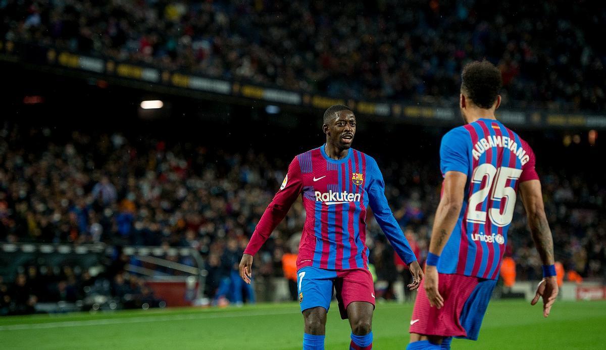 Dembélé y Aubameyang festejan el 3-0 del Barça a Osasuna en el Camp Nou.