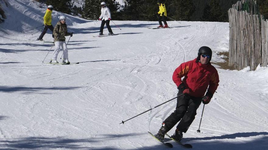 Esquiadors baixant per les pistes de Port del Comte aquesta temporada