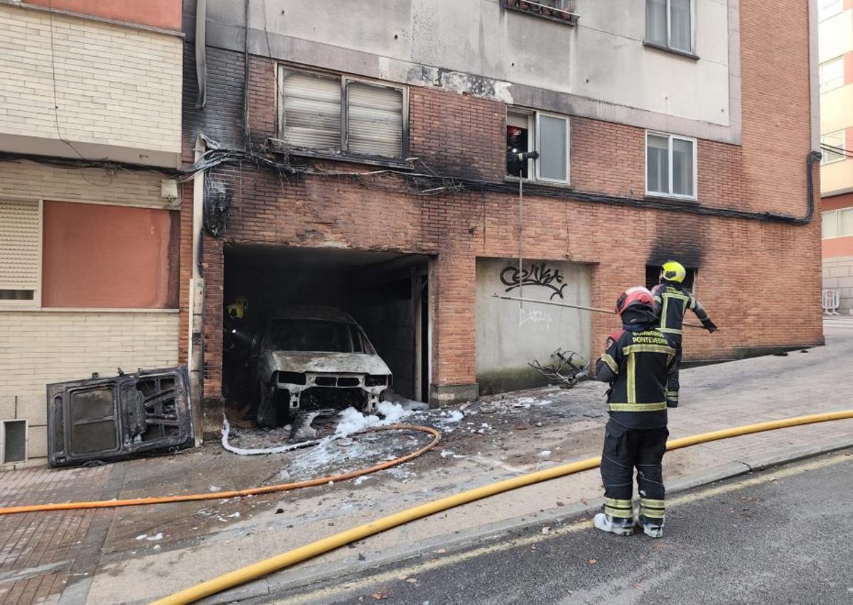 Furgoneta calcinada, sacada del garaje por los Bomberos y una grúa. | FDV