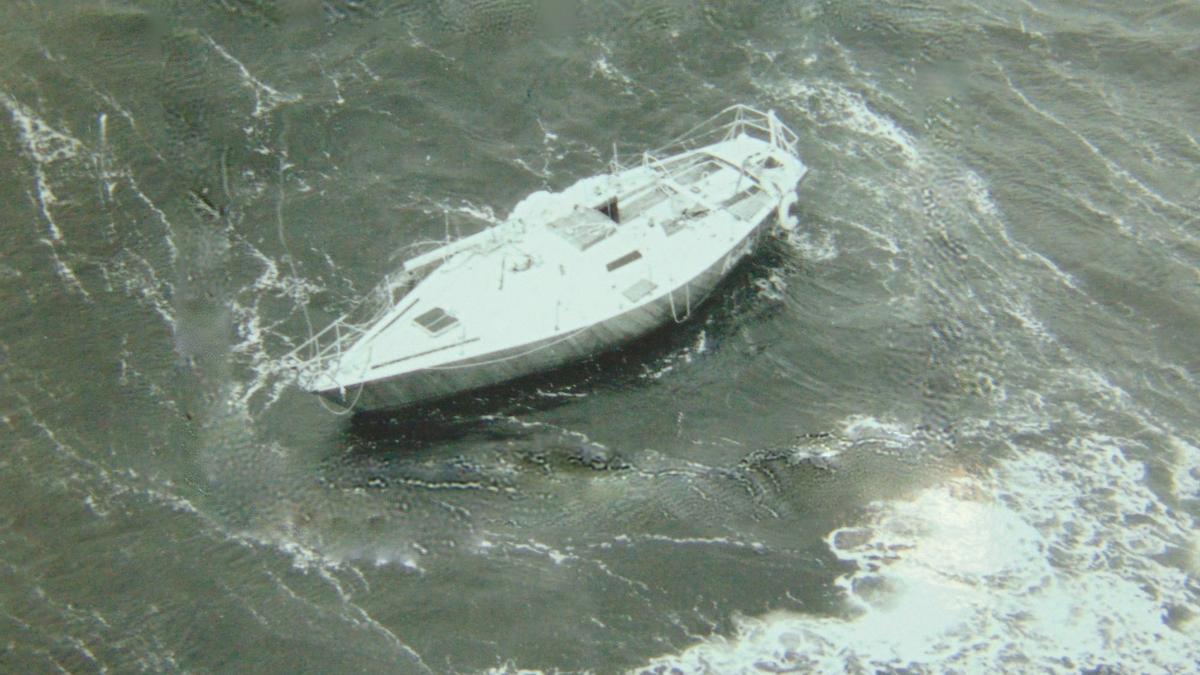 Uno de los barcos abandonados durante la regata