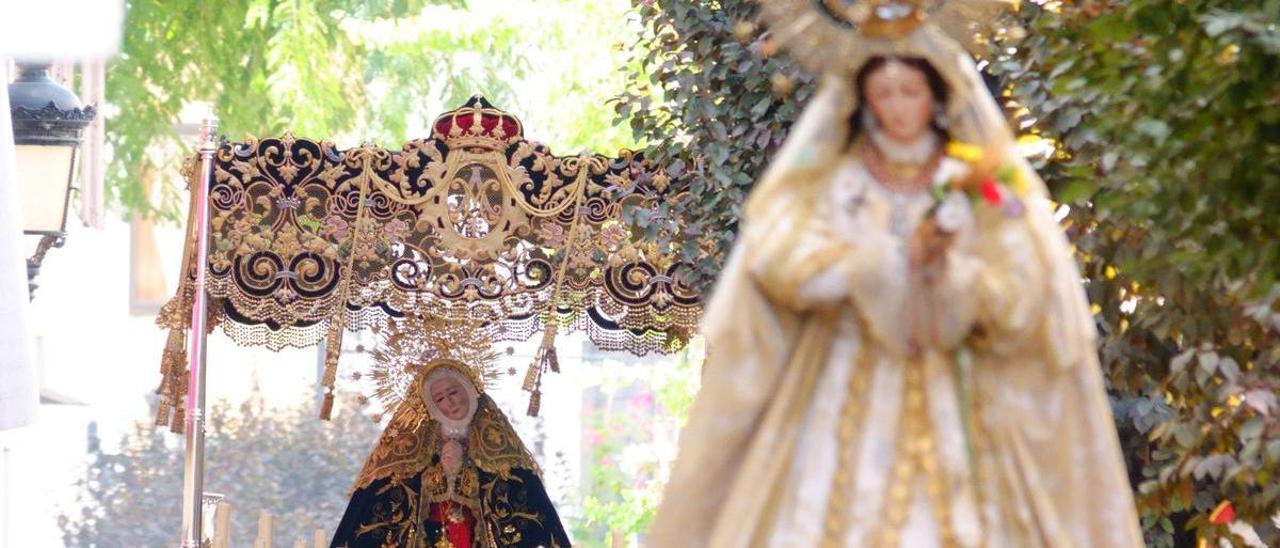 La Soledad, precedida por la Virgen de Bótoa, durante la procesión de regreso a su ermita, este domingo.