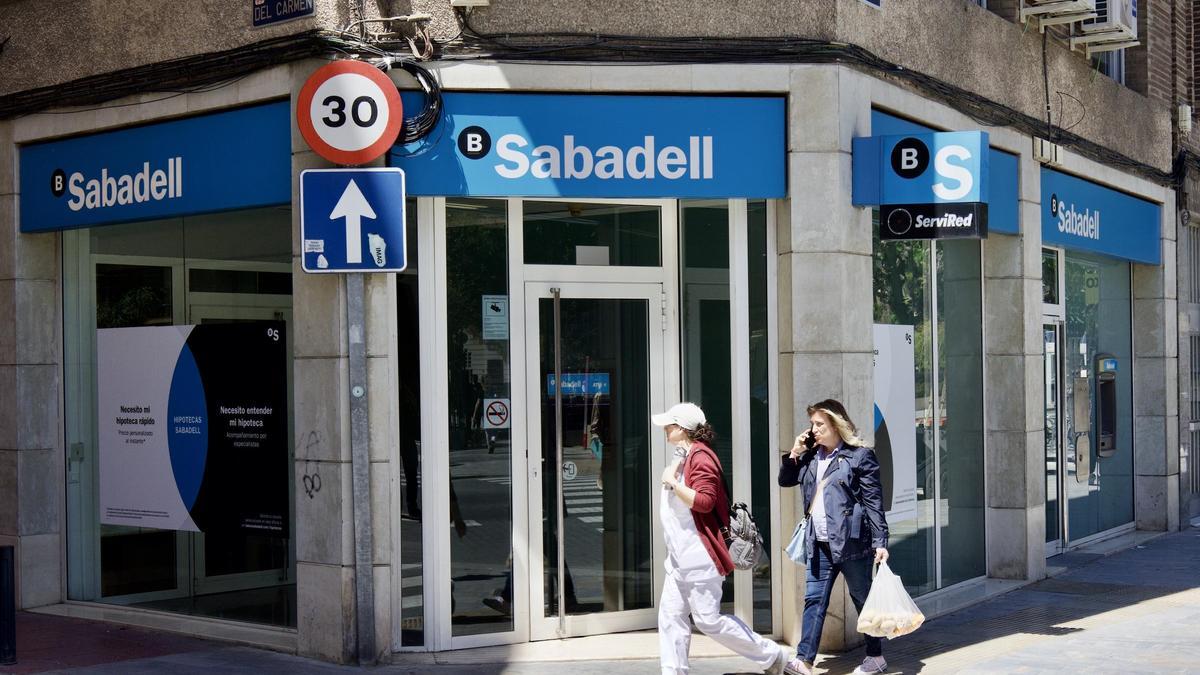 Oficina del Banco Sabadell en la Alameda de Colón de Murcia.