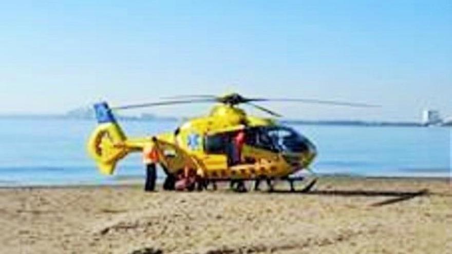 L&#039;helicòpter medicalitzat va aterrar a la platja.