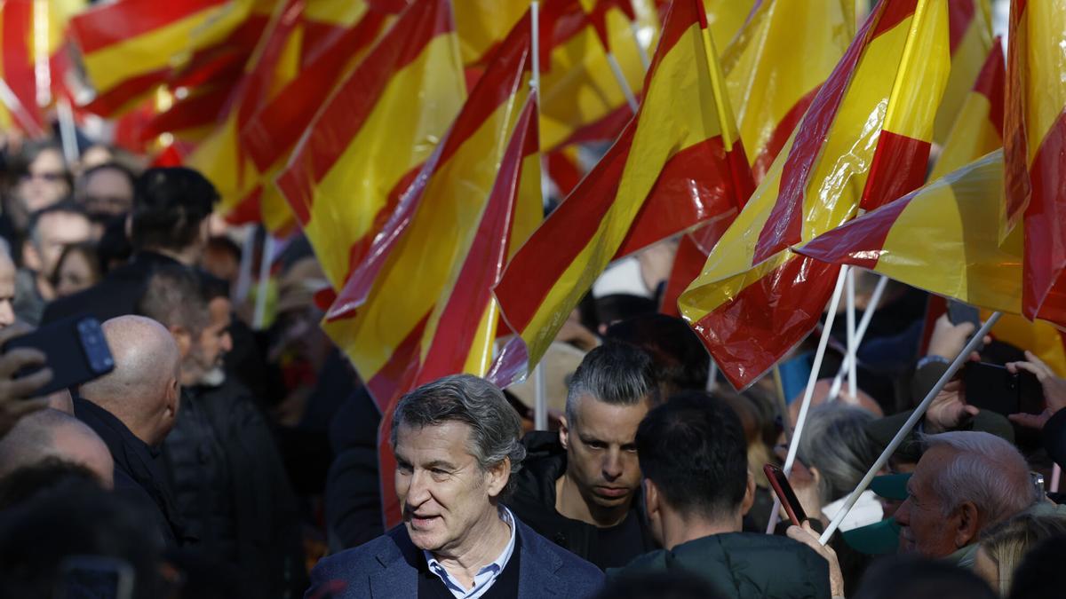 MADRID, 30/11/2025.- El líder del PP, Alberto Núñez-Feijóo, asiste a la concentración contra el Gobierno de Pedro Sánchez, por los casos de corrupción que protagonizan José Luis Ábalos, Koldo García y Santos Cerdán, convocada por el Partido Popular (PP) en el Templo de Debod en Madrid, este domingo. EFE/ Juanjo Martín