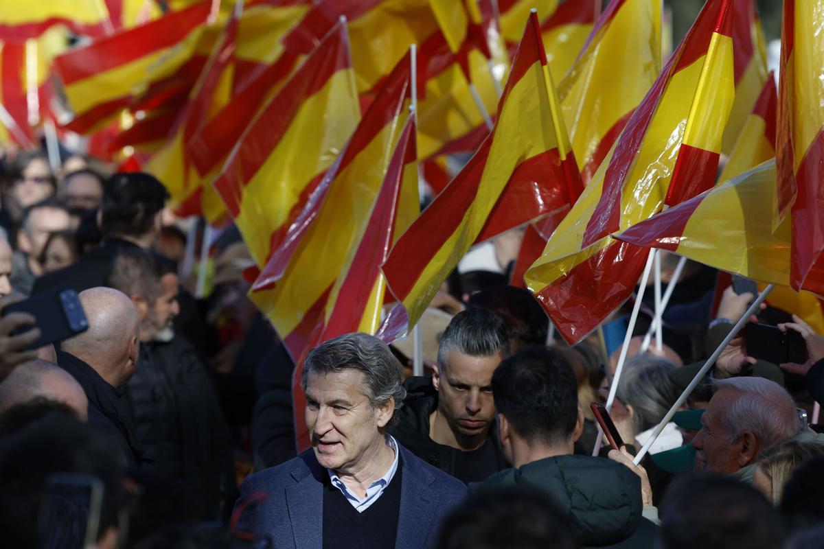 MADRID, 30/11/2025.- El líder del PP, Alberto Núñez-Feijóo, asiste a la concentración contra el Gobierno de Pedro Sánchez, por los casos de corrupción que protagonizan José Luis Ábalos, Koldo García y Santos Cerdán, convocada por el Partido Popular (PP) en el Templo de Debod en Madrid, este domingo. EFE/ Juanjo Martín
