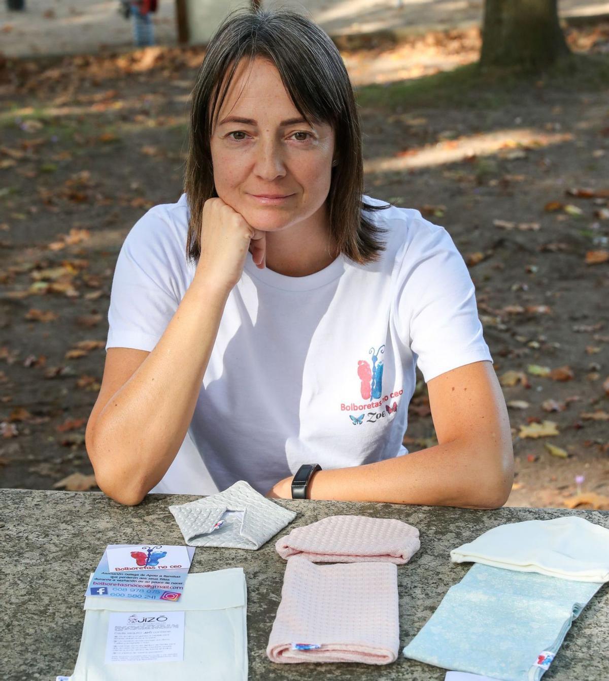 Patricia Caamaño, con las mantas, gorros e información que da el colectivo. | // RICARDO GROBAS