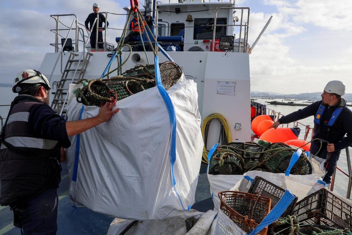 Efectivos de Gardacostas de Galicia retirando nasas ilegales en la ría.
