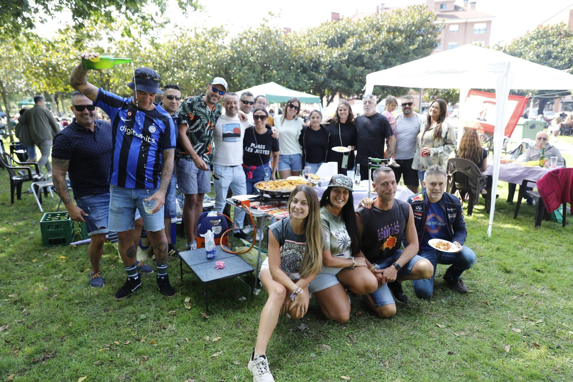 Moreda se zampa sus fiestas con una multitudinaria comida en el parque (en imágenes)