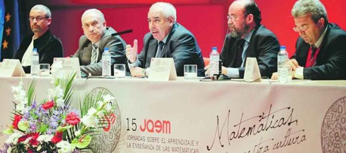 Por la izquierda, Juan Antonio Rivejo, presidente de la Sociedad Asturiana de Matemáticas; el rector, Vicente Gotor; Areces, en su discurso; el director del Instituto de Tecnologías de la Educación del Ministerio de Educación, Antonio Pérez, y Serapio García, presidente de FESPN.