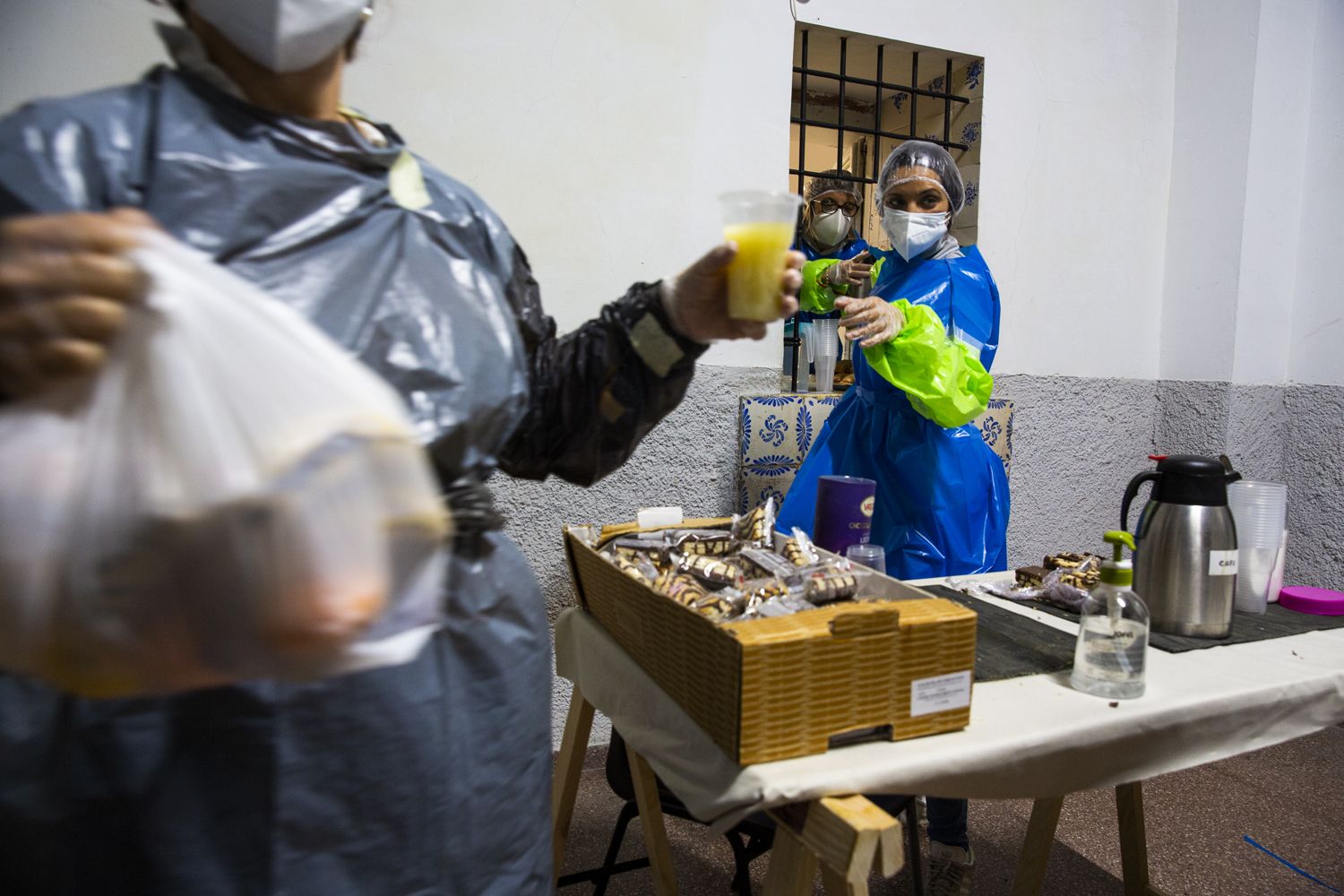 Entrega de alimentos en el convento de las Monjas de la Sangre