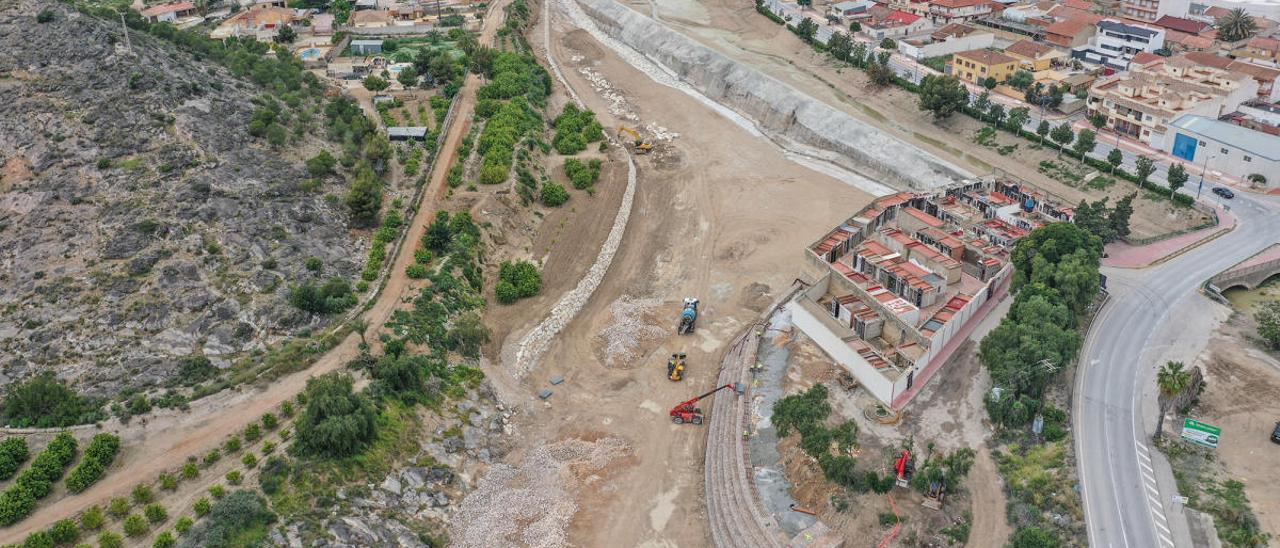 Imagen aérea del azud de Benferri y el cauce de la rambla de Abanilla tras las obras ejecutadas por la CHS.