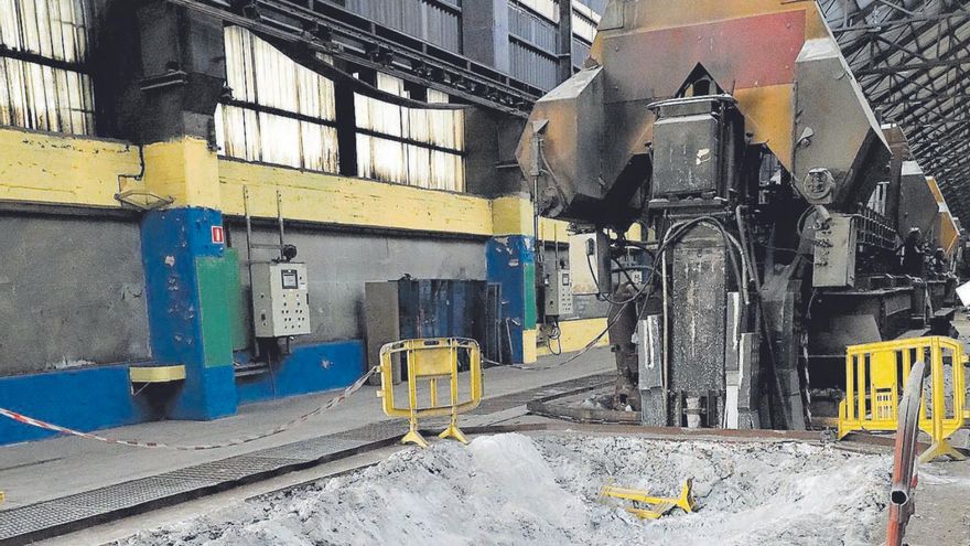 Restos de mineral junto a una línea de cubas electrolíticas en la fábrica avilesina de Alu Ibérica.