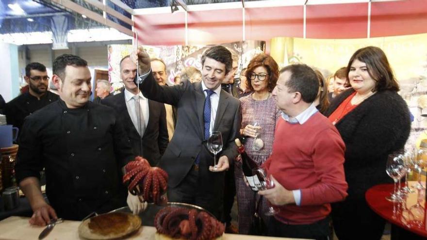 Cocineros y autoridades en el stand de Terras do Avia, que ofreció pulpo a todos los visitantes. // Jesús Regal