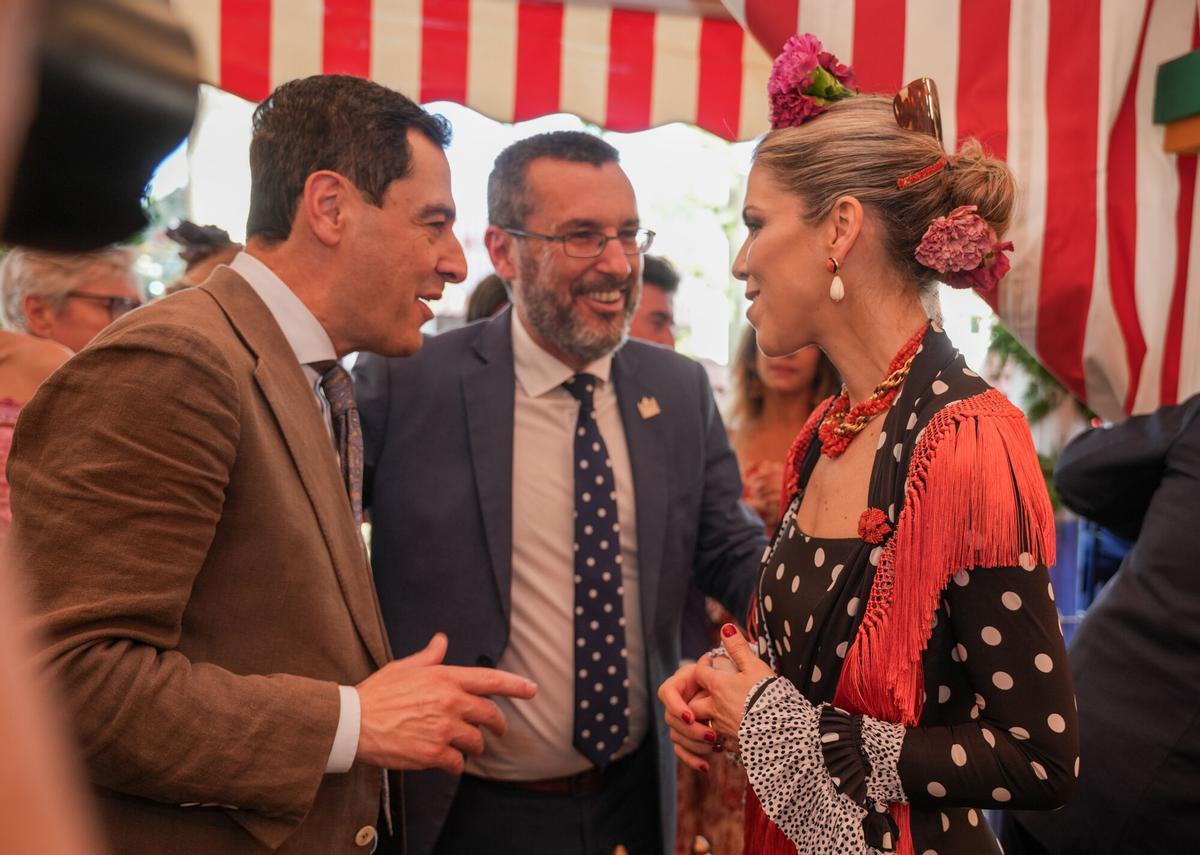 El presidente de la Junta de Andalucía, Juanma Moreno, y su esposa Manuela Villena, en la caseta de la SER en la Feria de Abril. A 22 de abril de 2026, en Sevilla, (Andalucía, España). Hoy miércoles, día festivo en Sevilla, personalidades del mundo de la política continúan acudiendo a las distintas recepciones que se celebran en las casetas del Real de la Feria de Abril 22 ABRIL 2026 María José López / Europa Press 22/04/2026. Juanma Moreno;Manuela Villena;María José López