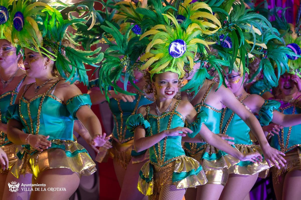 Miembros de la comparsa Los Villeros, en la gala.