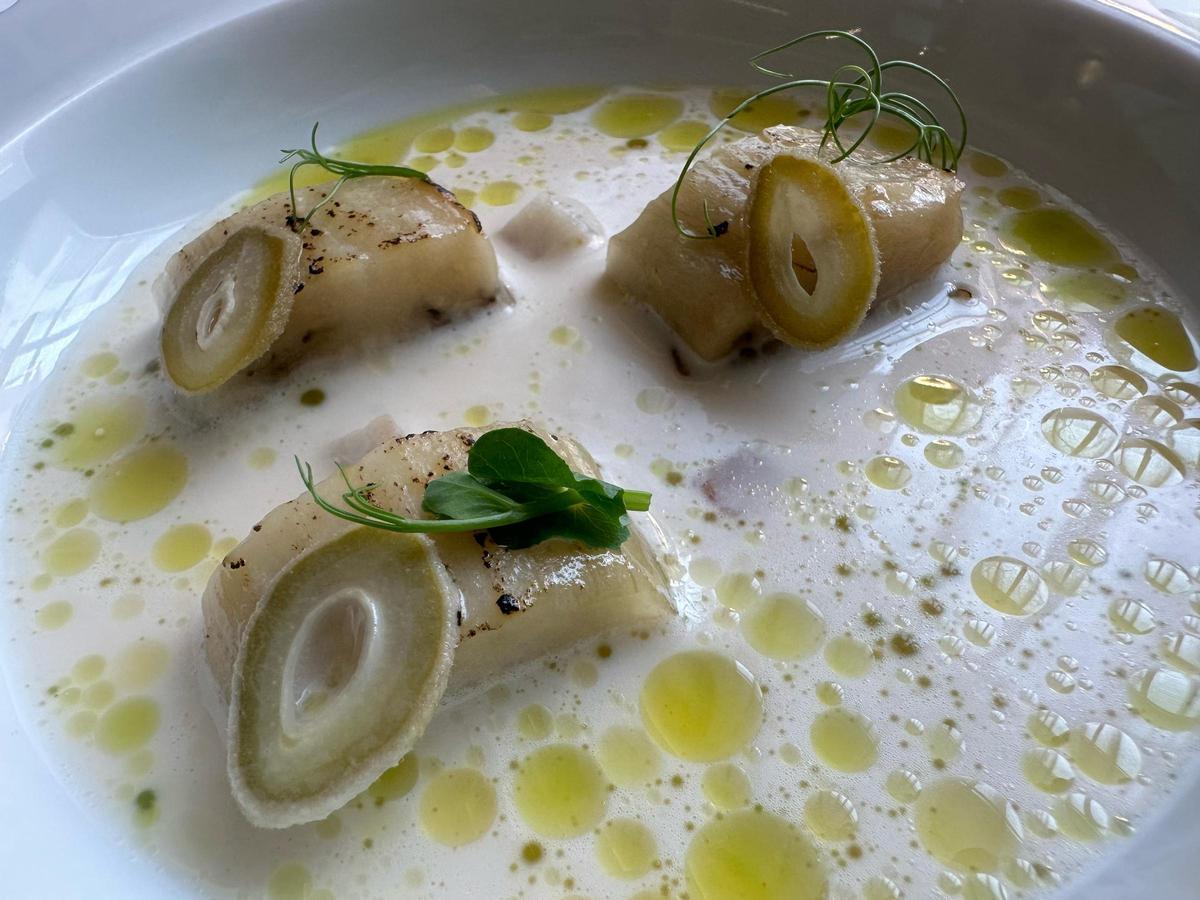 Sopa fría de almendra con berenjena al vapor