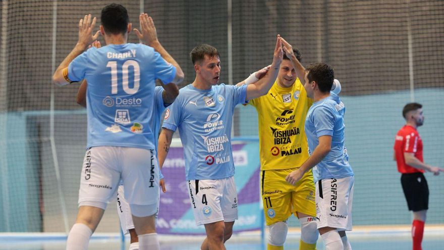 Varios jugadores del Gasifred celebran un gol en un partido de la temporada 2024-2025 disputado en el polideportivo de sa Blanca Dona.