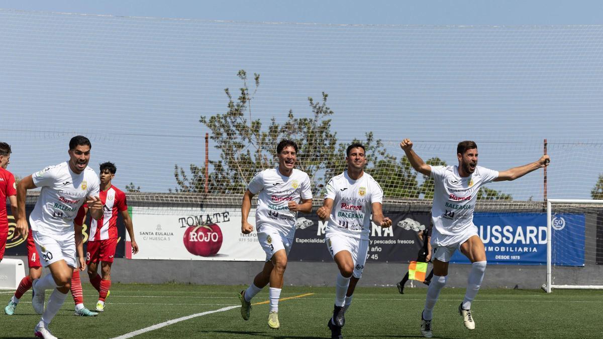 Los jugadores de la Peña Deportiva celebran uno de los goles ante el Manacor.