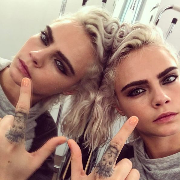 Cara Delevingne selfie agua