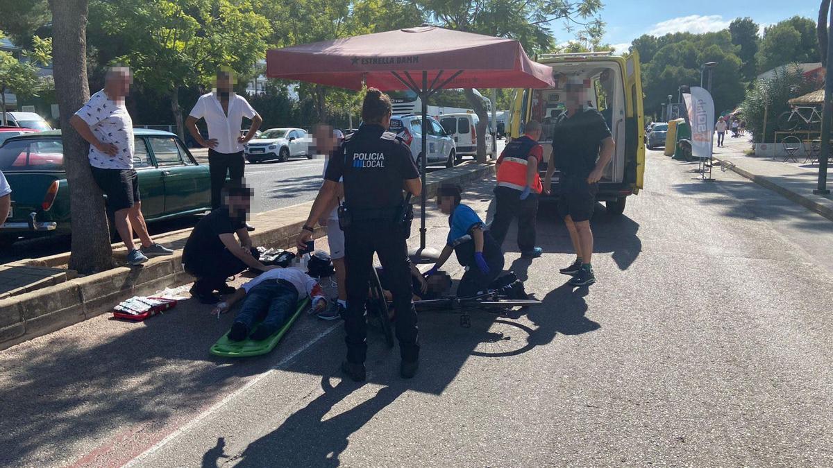 La Policía Local, junto con los servicios médicos, atendiendo a las víctimas.