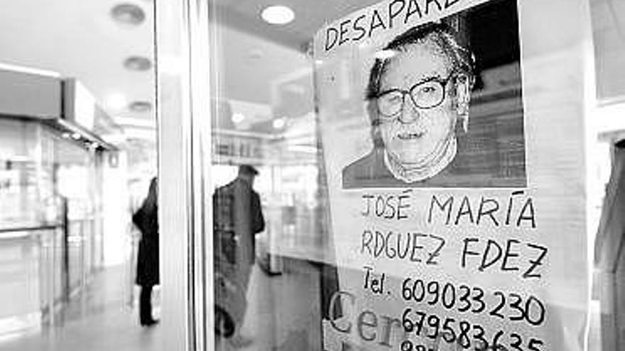 Un cartel con la imagen de José María Rodríguez, en la estación de Mieres.