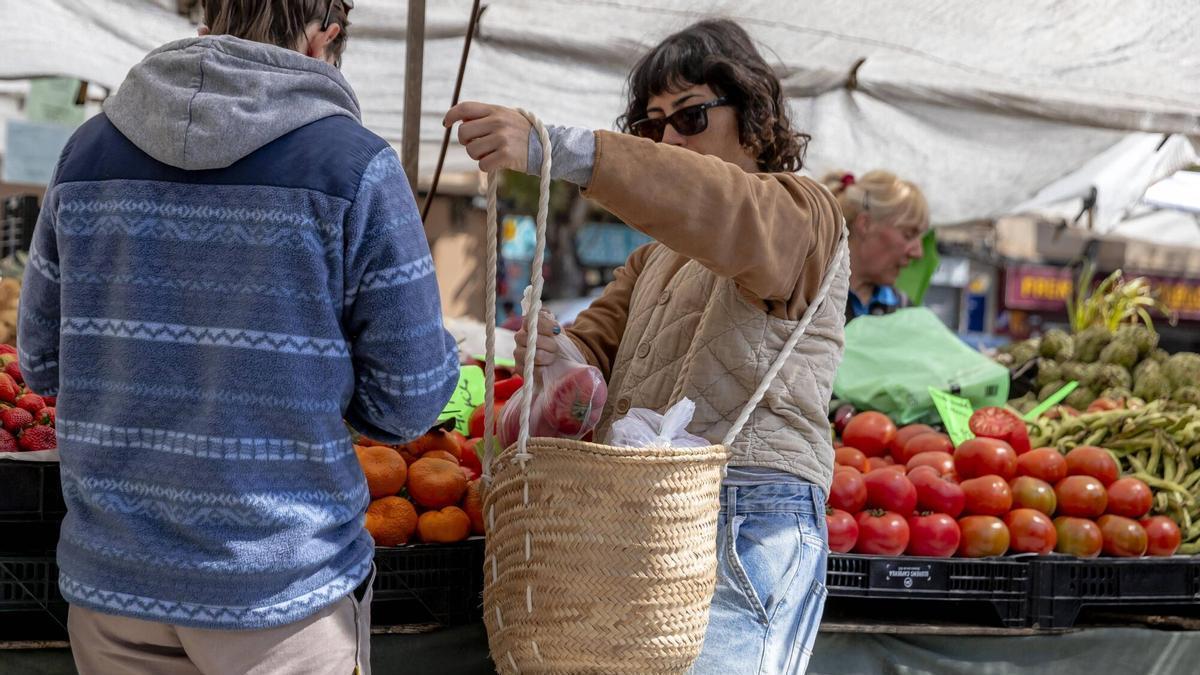 La subida de precios por la guerra de Irán empieza a notarse en los mercados del Olivar y Pere Garau