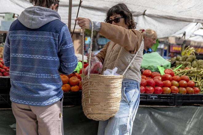 La subida de precios en los por la guerra de Irán empieza a notarse en los mercados del Olivar y Pere Garau