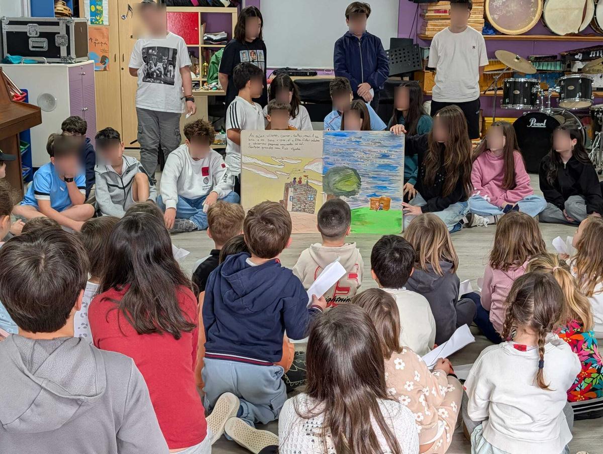 Alumnos de 5º y 6º  leen un cuento a los  de infantil.
