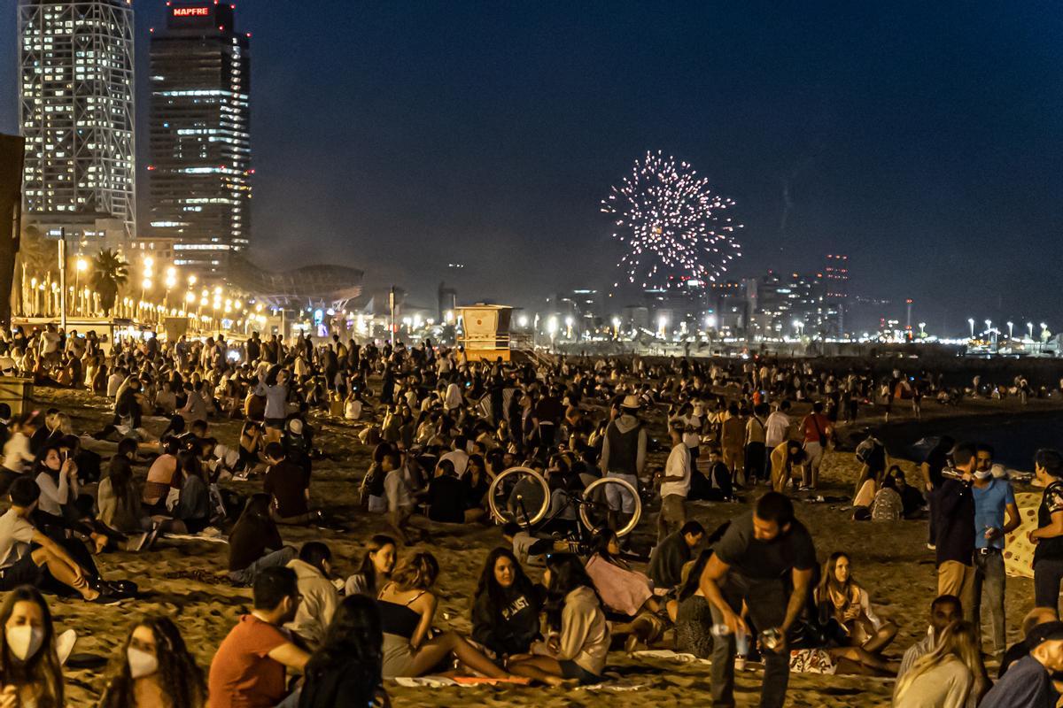 Ambiente en la verbena de Sant Joan en la playa de la Barceloneta, en 2021, con la mitad de la afluencia habitual a causa de la pandemia.