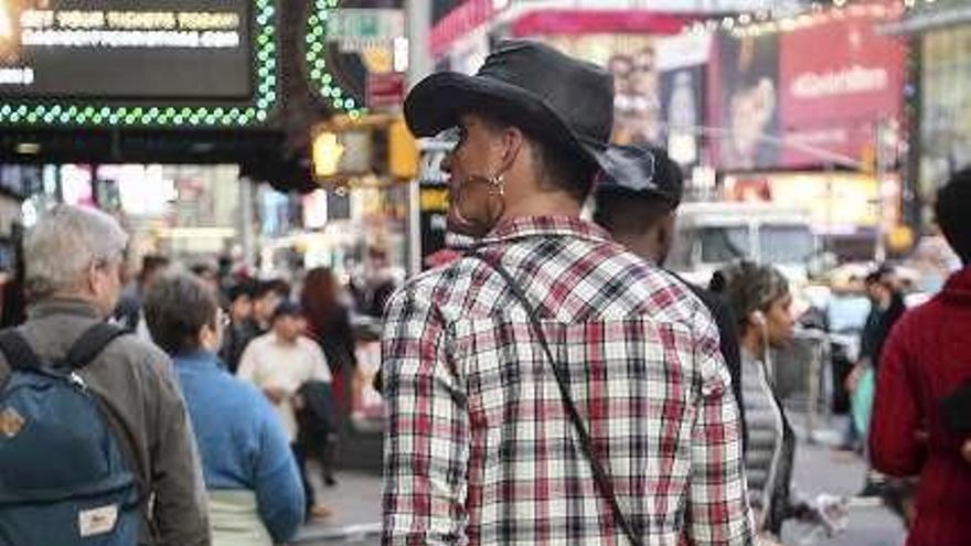 Un hombre por las calles de Nueva York caminando en pantalón corto. // Reuters
