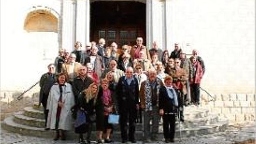 Els assistents a la celebració davant l&#039;església de Caldes.