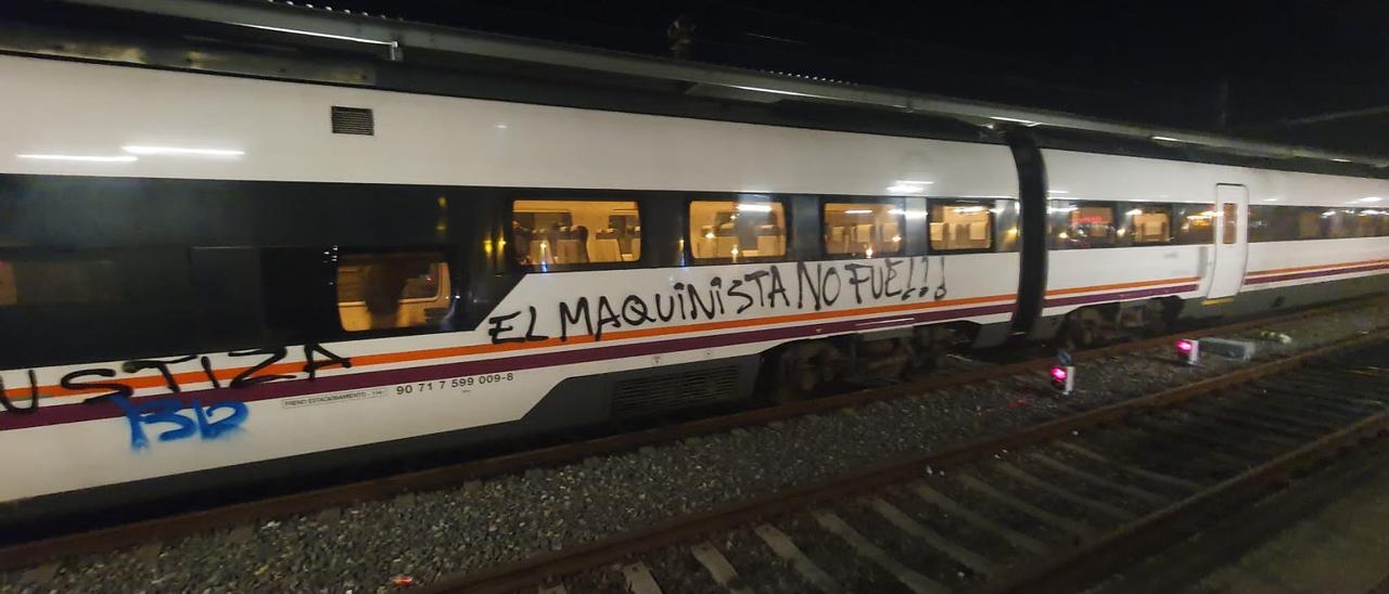 Tren vandalizado en Catoira con referencias al  juicio del Alvia.