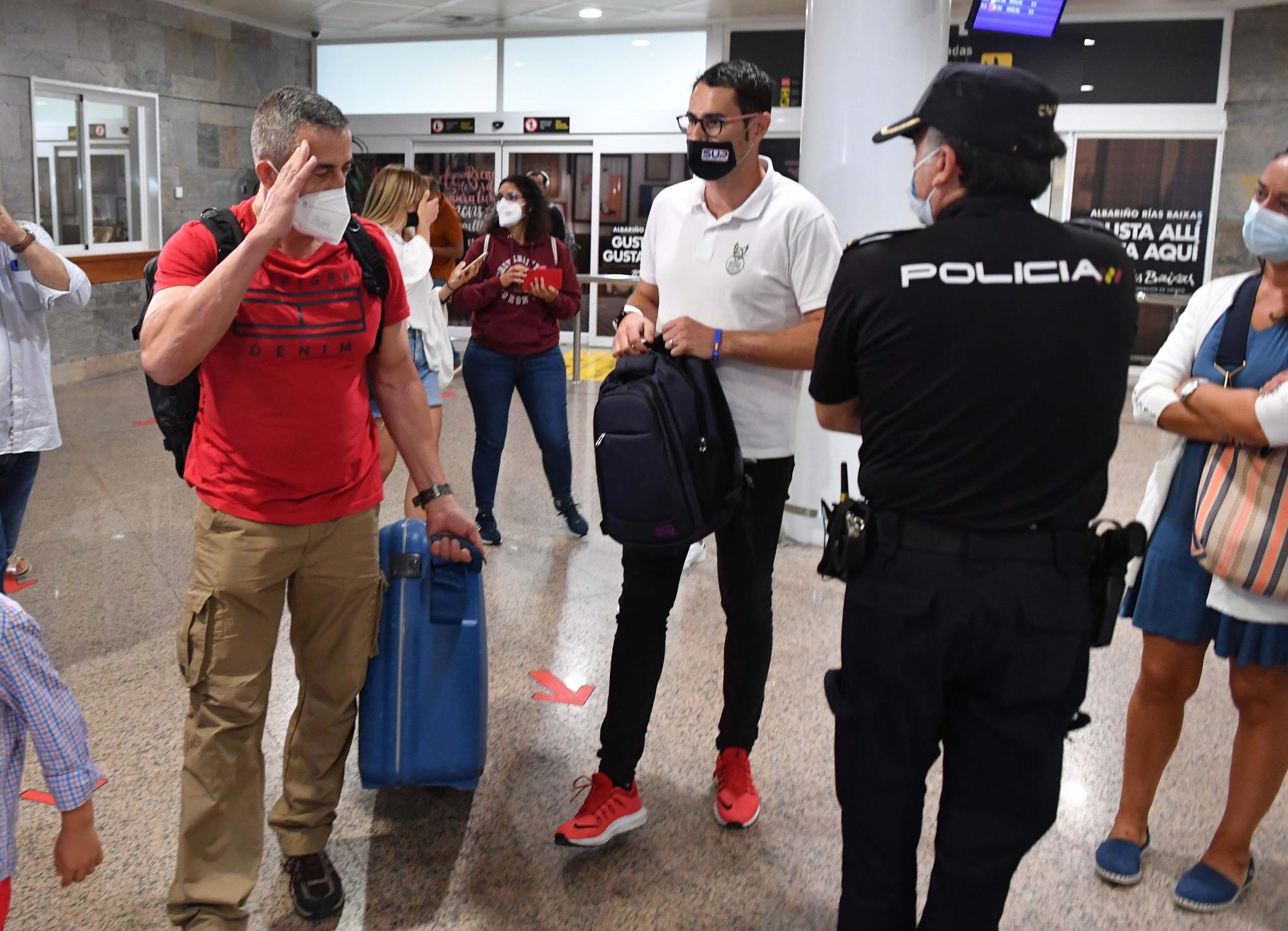 Caluroso recibimiento en el aeropuerto de Alvedro a Víctor Bellón, el policía gallego destinado en Kabul