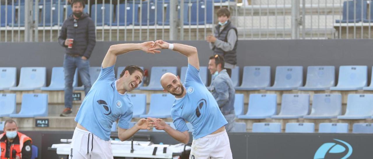 Ekain, a la derecha, celebra uno de sus goles en esta temporada con su compañero David Goldar.