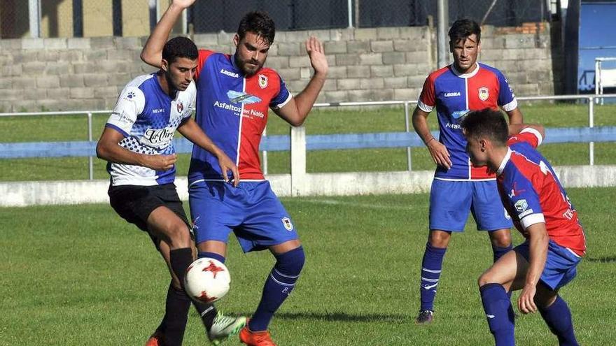 Fran No, a la izquierda, y Madeira pugnan por la pelota en un partido de la pasada Copa Federación.