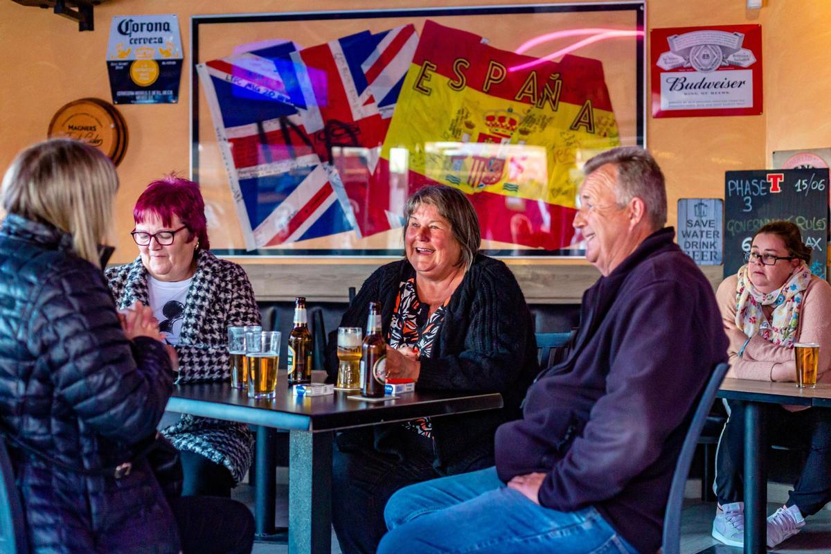Varios turistas en una de los establecimientos de la denominaza zona inglesa de Benidorm