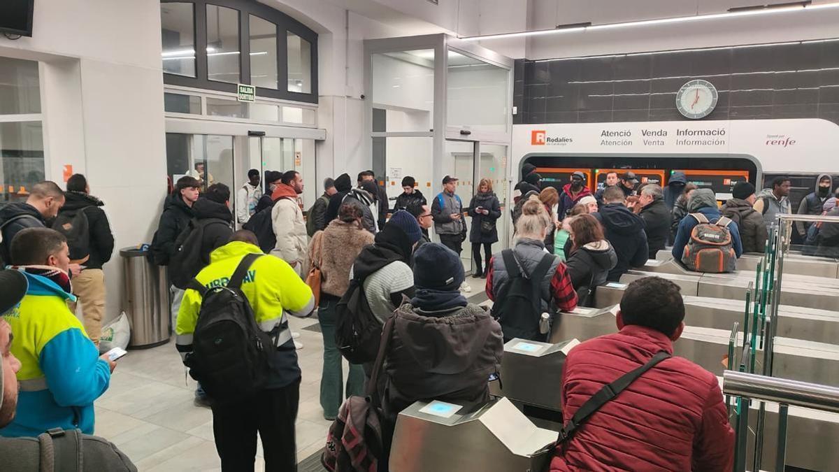 Escassetat de trens durant les primeres hores de la vaga de maquinistes