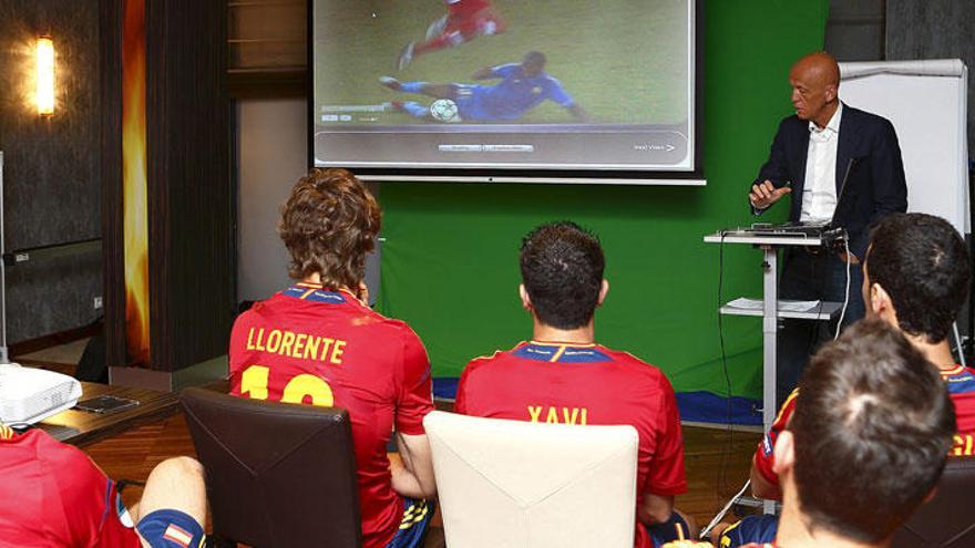 Los jugadores españoles escuchan a Collina.