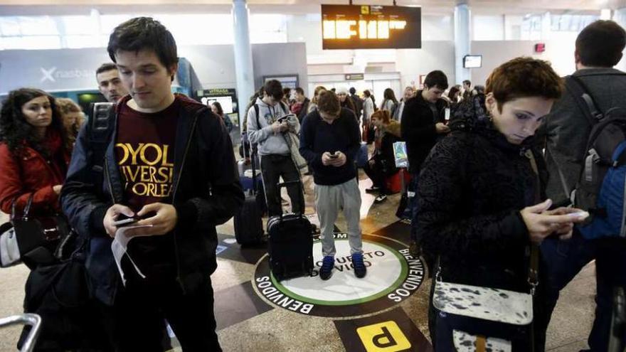 Pasajeros afectados ayer por la cancelación del vuelo Vigo-Barcelona de Ryanair. // Ricardo Grobas