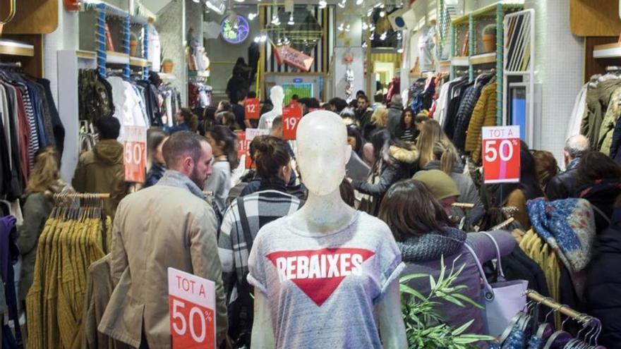 La mitad de las grandes cadenas empiezan hoy las rebajas