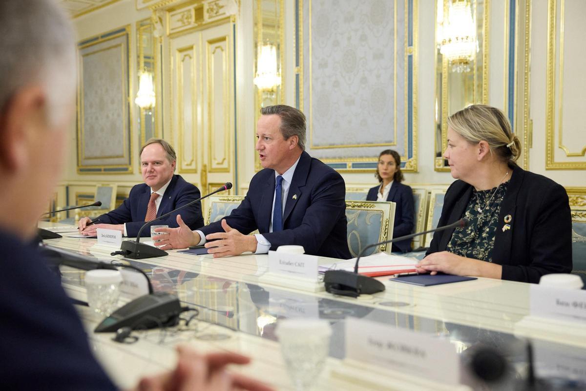 David Cameron viaja a Ucrania en su primera visita como ministro de Exteriores británico