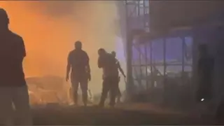 Investigan un incendio en Coia que afectó al material de reparación de una fachada