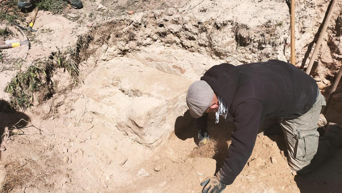 Raúl Martín Vela excavando en la zona de la ermita de la Virgen del Viso