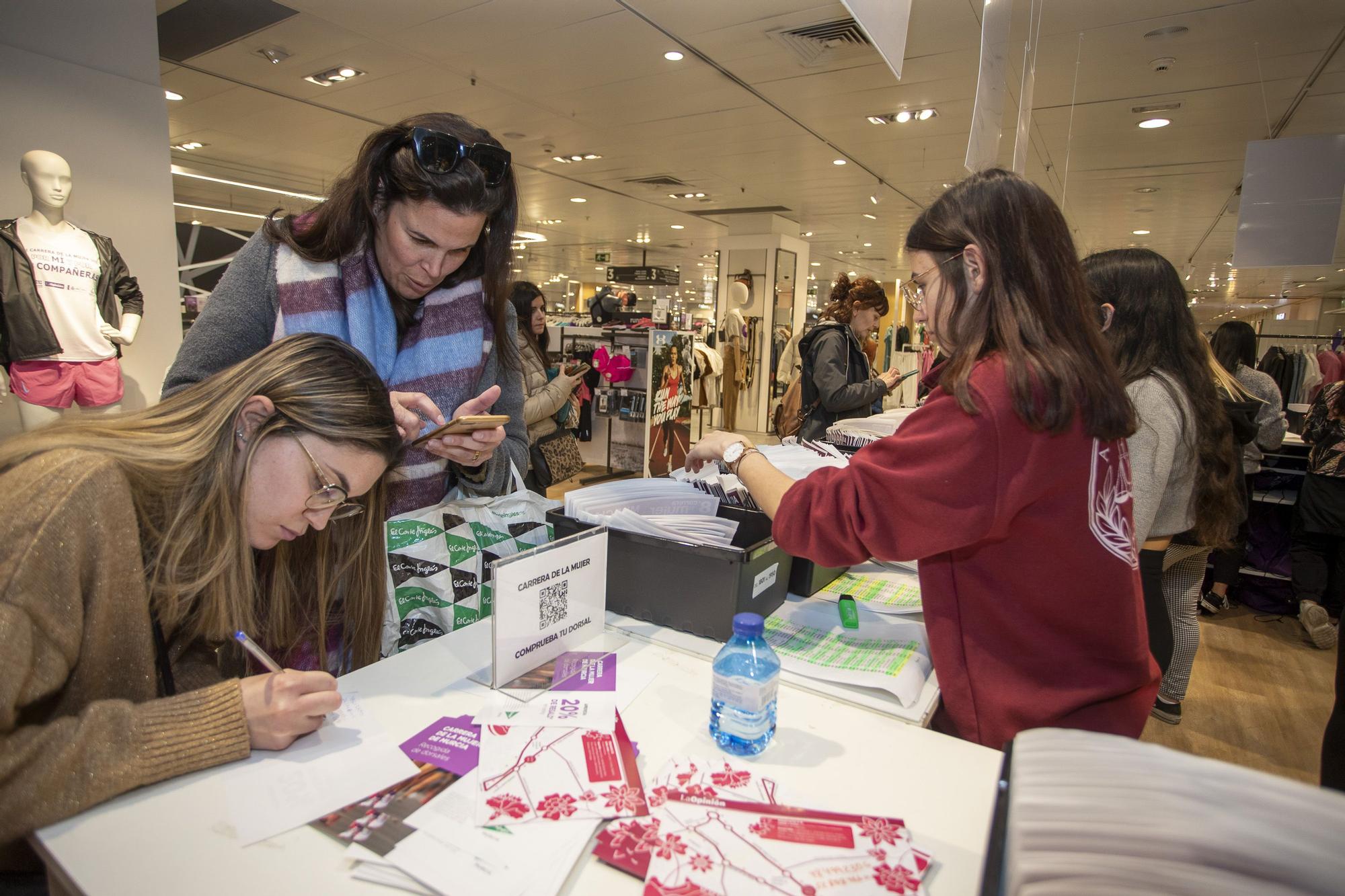 Entrega de dorsales de la Carrera de la Mujer (viernes por la tarde)