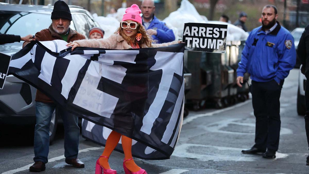  La policía, los medios de comunicación y un pequeño grupo de manifestantes se reúnen frente a un juzgado de Manhattan después de que se conociera la noticia de que el expresidente Donald Trump fue acusado por un gran jurado.