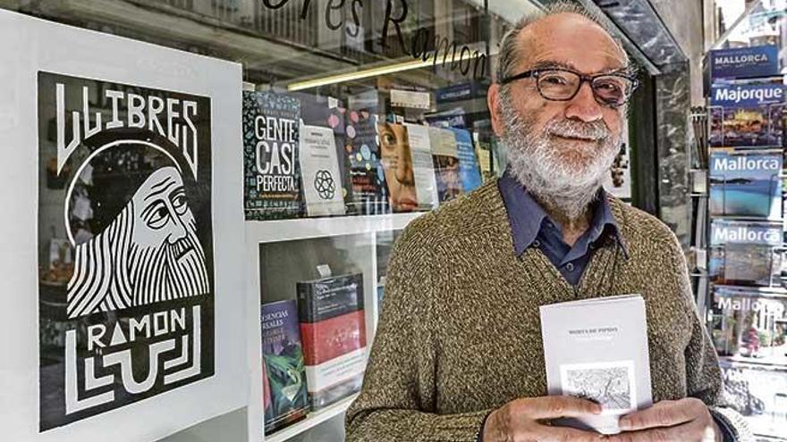 El lingüista y editor Josep Antoni Grimalt ayer en la librería Ramon Llull.