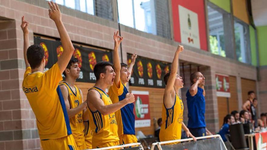 Los jugadores del Gran Canaria celebran desde el banquillo la remontada ante el Hospitalet.