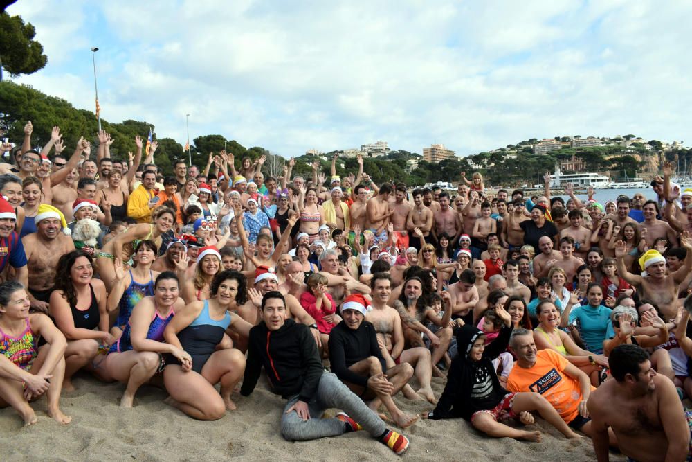 Primer bany de l'Any a Sant Feliu de Guíxols.