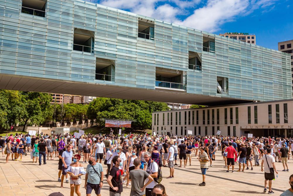 Más de 500 personas se manifiestan en Benidorm contra la decisión del cierre del ocio nocturno.