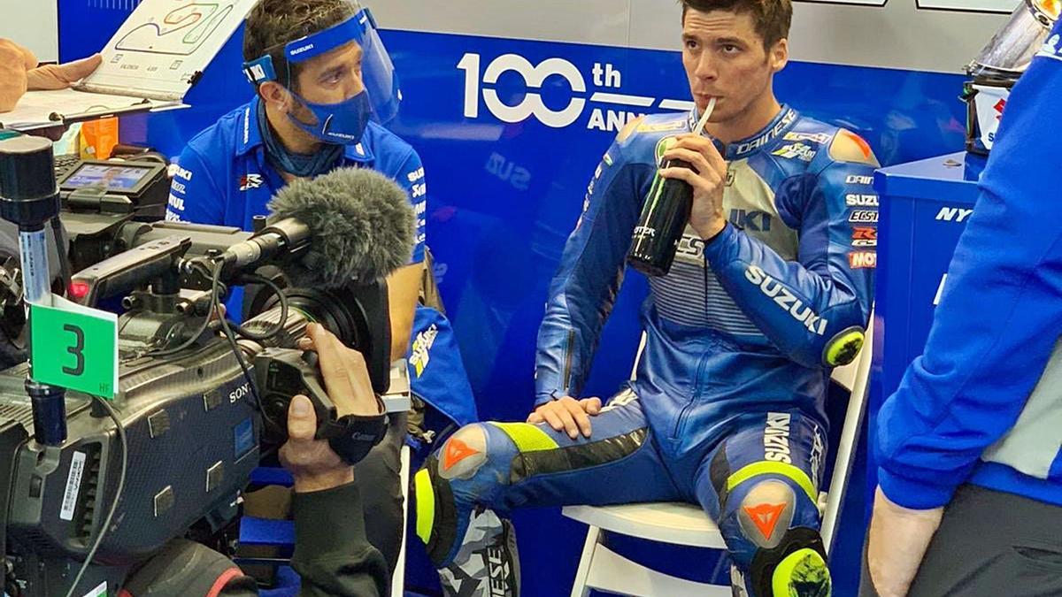 El piloto mallorquín Joan Mir, en los boxes de Suzuki, ayer durante la clasificación para el Gran Premio de la Comunidad Valenciana.